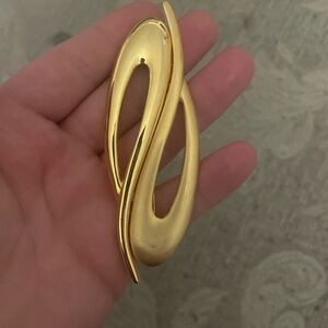 Gold toned swirly brooch